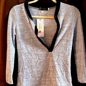 M 3 quarter sleeve button down v neck👚👕BOGO FREE